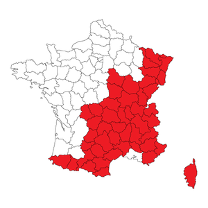 Carte stylisée de la France métropolitaine avec les limites départementales en noires sur fond blanc. Un ensemble de départements est coloré en rouge — zones principalement situées dans les massifs montagneux (Alpes, Massif central, Pyrénées, Jura, Vosges) ainsi que la Corse — pour signaler l’obligation de disposer de chaînes ou de pneus hiver. La carte ne comporte pas de noms de départements ni de légende chiffrée ; le texte accompagne l’image en précisant : 'Depuis le 1er novembre 2021, par Décret n°2020-1264 du 16 octobre 2020, chaînes ou pneus hiver sont obligatoires en zones montagneuses. 34 départements des zones montagneuses sont concernés.'