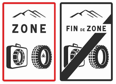 Deux panneaux routiers côte à côte : à gauche, panneau encadré de rouge avec une montagne, le mot 'ZONE' et des pictogrammes d'une boîte de chaînes et d'un pneu (début de zone d’obligation de chaînes ou pneus hiver) ; à droite, panneau similaire en noir et blanc, barré d'une diagonale noire et portant 'FIN de ZONE' (fin de cette obligation)."